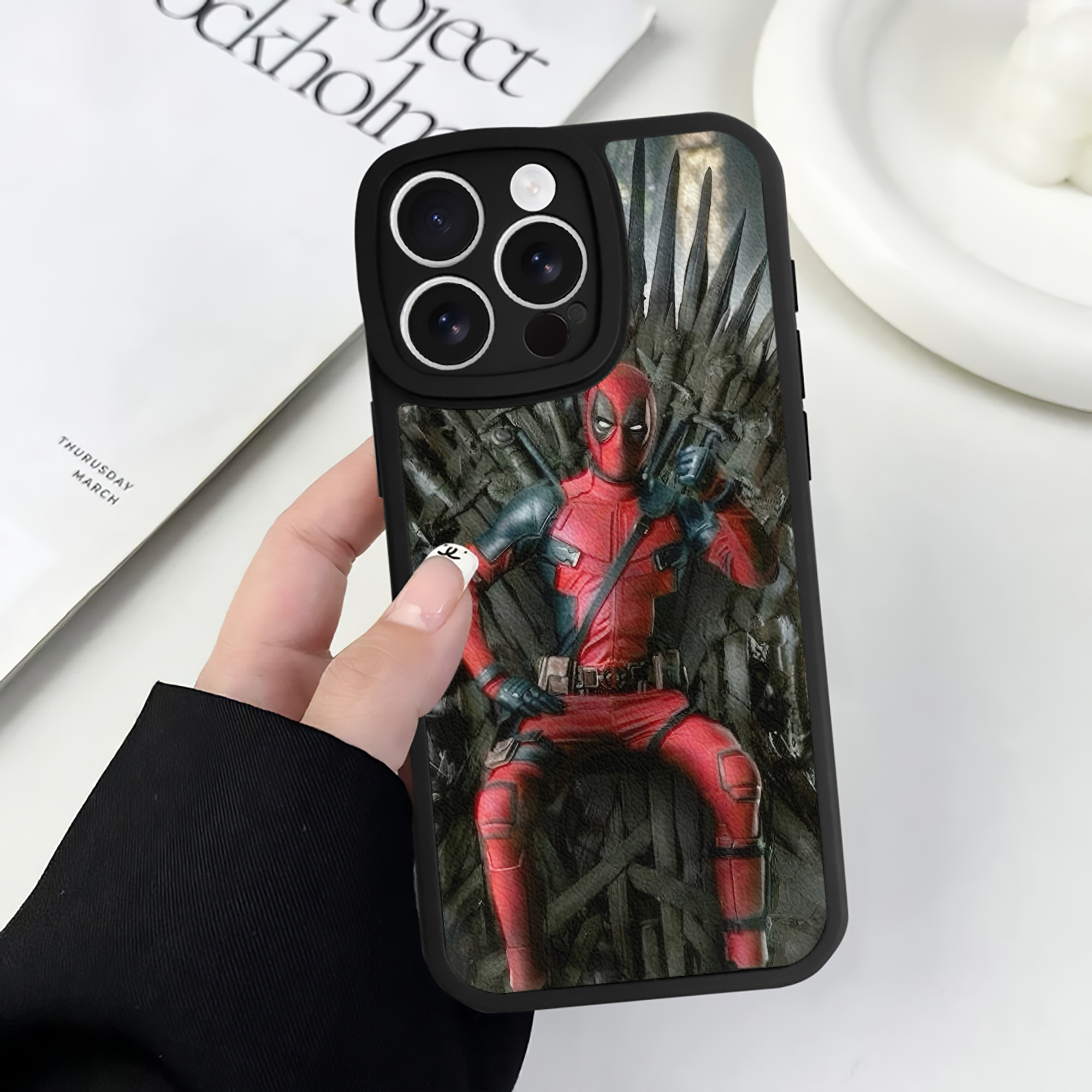 （画像用） Deadpool デッドプール 【iPhone 16シリーズ対応】シリコンスマホケース（レザー調） 材質：シリコン